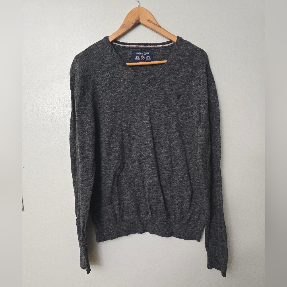 American Eagle Sweater Mens Medium Gray Knit Athletic Fit V-Neck Dark Academia